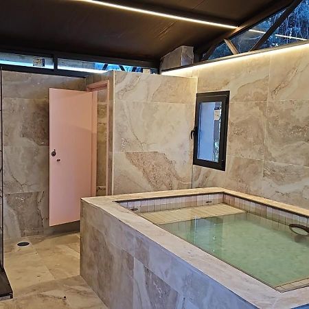 Hearts & Ponies Apartamentos Con Piscinas Privadas Cerca De La Warner 친촌 외부 사진