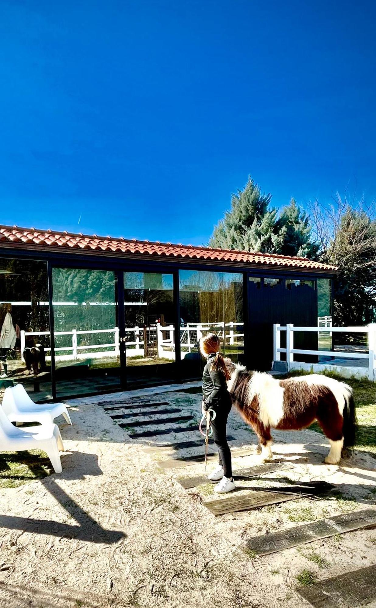 Hearts & Ponies Apartamentos Con Piscinas Privadas Cerca De La Warner 친촌 외부 사진
