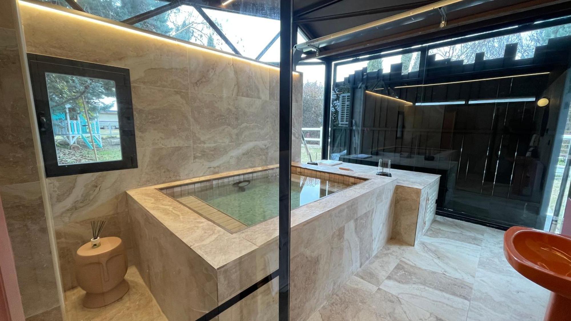 Hearts & Ponies Apartamentos Con Piscinas Privadas Cerca De La Warner 친촌 외부 사진