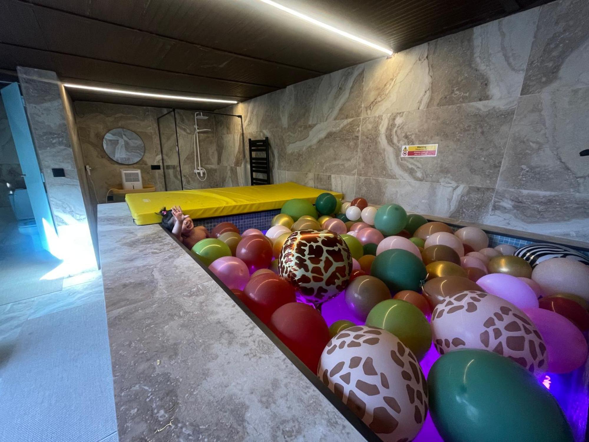 Hearts & Ponies Apartamentos Con Piscinas Privadas Cerca De La Warner 친촌 외부 사진